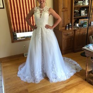 Lace princess wedding dress - never worn